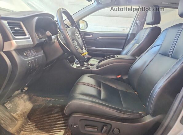 5TDJZRFH6JS495086 2018 TOYOTA HIGHLANDER Silver Widok wnętrza z przodu