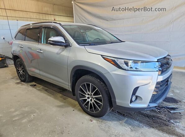 5TDJZRFH6JS495086 2018 TOYOTA HIGHLANDER Silver Przód prawy