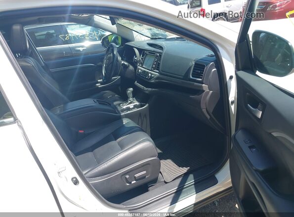 5TDJZRFH8JS555708 2018 TOYOTA HIGHLANDER White Vista interior delantera