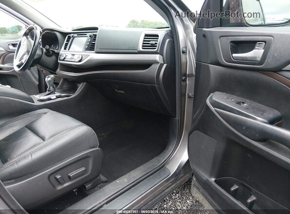 5TDJZRFHXJS561932 2018 TOYOTA HIGHLANDER Серый Вид салона спереди