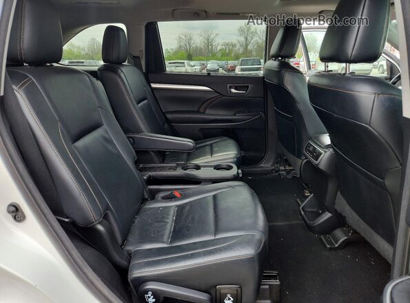 5TDJZRFHXJS816028 2018 TOYOTA HIGHLANDER White Вид задньої частини салону