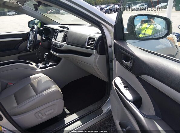 5TDJZRFHXKS579560 2019 TOYOTA HIGHLANDER Silver Вид салону спереду