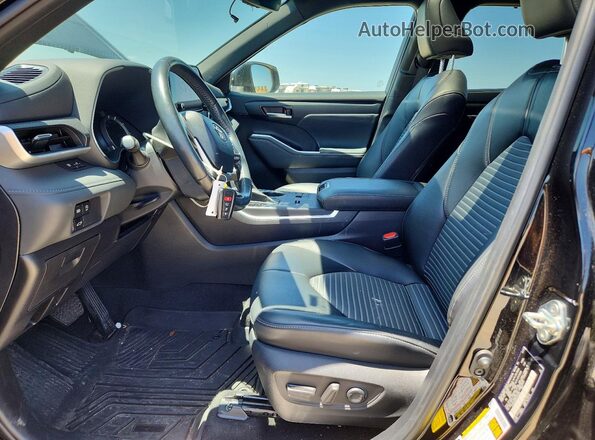 5TDKDRAH0PS018303 2023 TOYOTA HIGHLANDER Черный Вид салона спереди