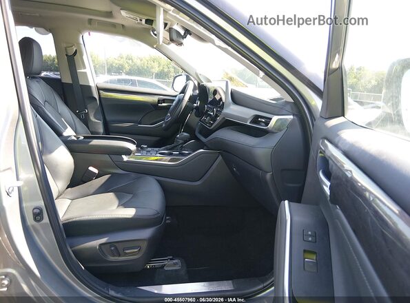 5TDKDRBH1SS590021 2025 TOYOTA HIGHLANDER Silver Вид салону спереду
