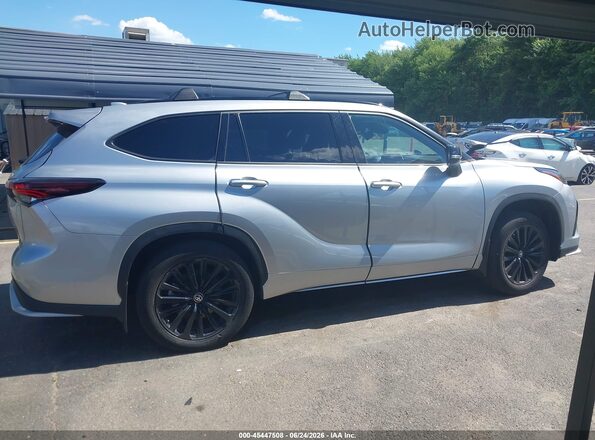 5TDKDRBH4RS569786 2024 TOYOTA HIGHLANDER Silver Вид задньої частини салону