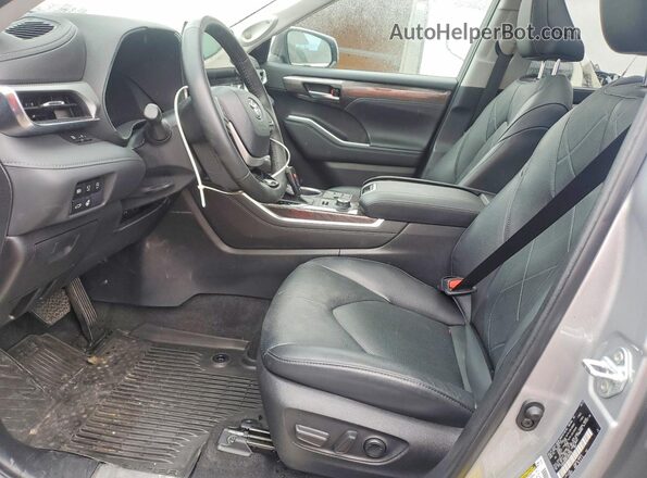 5TDKDRBH8PS046705 2023 TOYOTA HIGHLANDER Silver Вид салону спереду