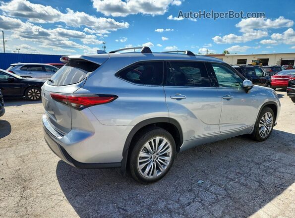 5TDKDRBH8PS046705 2023 TOYOTA HIGHLANDER Silver Задня права чверть