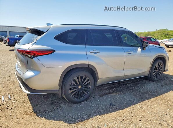 5TDKDRBH9PS508608 2023 TOYOTA HIGHLANDER Silver Trasero derecho
