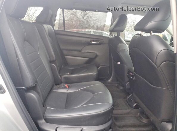 5TDKDRBHXRS531690 2024 TOYOTA HIGHLANDER Серебряный Вид задней части салона