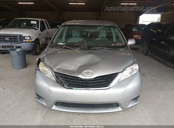 5TDKK3DC1GS738096 2016 TOYOTA SIENNA Silver ხელსაწყოთა პანელის ხედი
