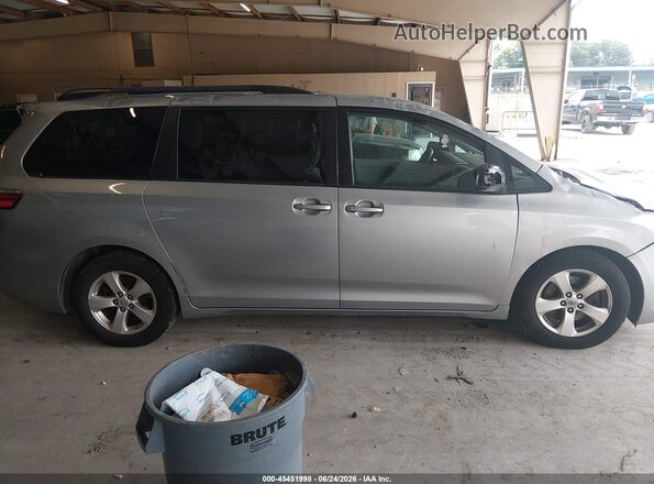 5TDKK3DC1GS738096 2016 TOYOTA SIENNA Silver უკანა სალონის ხედი