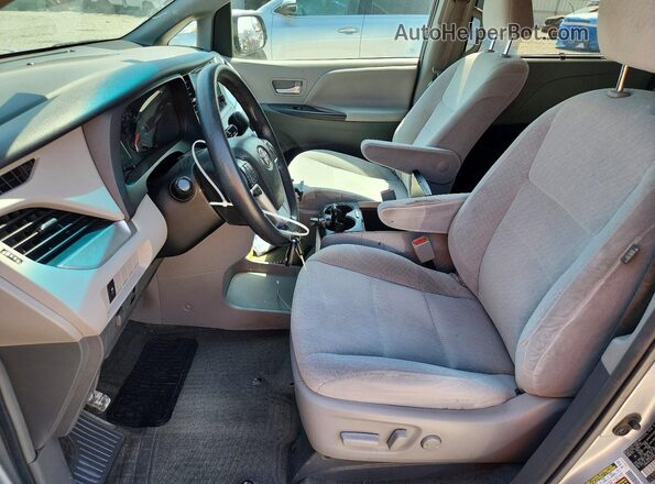 5TDKK3DC2GS750578 2016 TOYOTA SIENNA Silver Front interior view