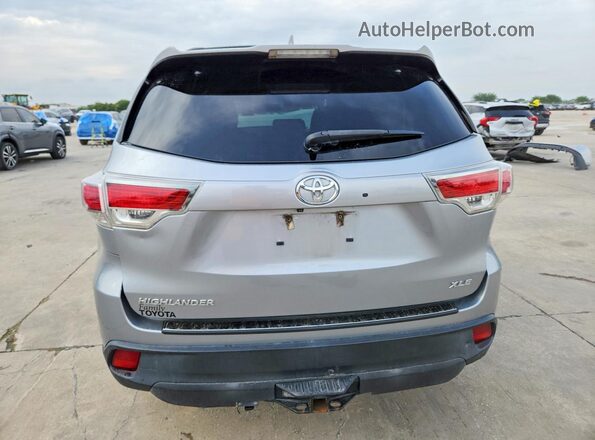5TDKKRFH6GS140999 2016 TOYOTA HIGHLANDER Серебряный Вид сзади