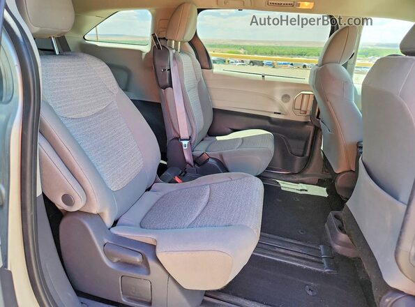 5TDKRKEC3MS043554 2021 TOYOTA SIENNA Silver Вид задньої частини салону