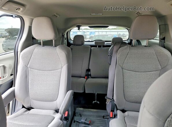 5TDKRKECXMS034785 2021 TOYOTA SIENNA White Vista de los asientos traseros