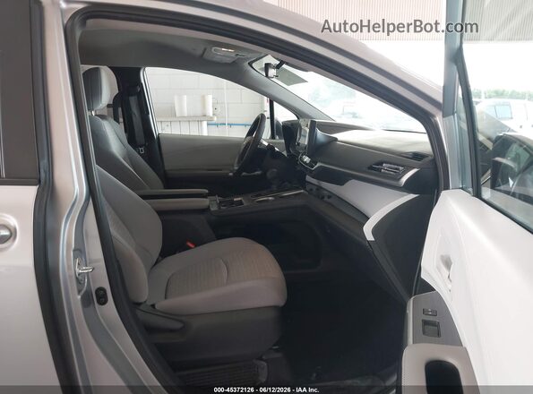 5TDKRKECXSS260144 2025 TOYOTA SIENNA Silver Вид салону спереду
