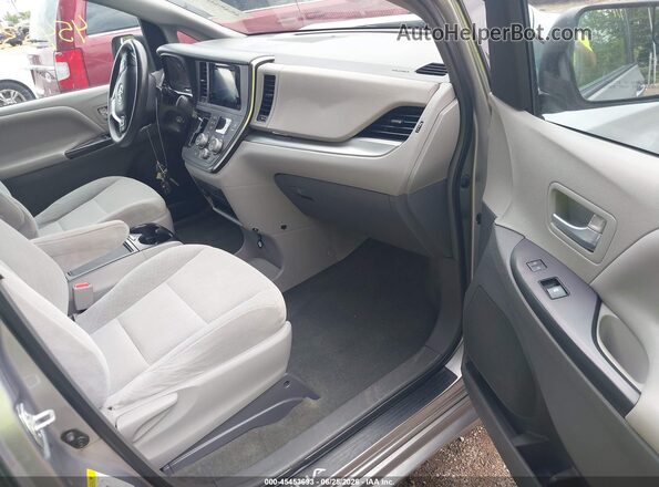 5TDKZ3DC0HS784452 2017 TOYOTA SIENNA Silver Вид салону спереду