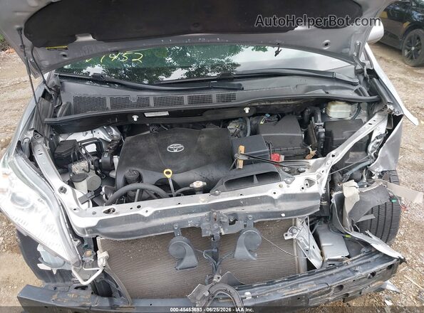 5TDKZ3DC0HS784452 2017 TOYOTA SIENNA Silver Вид ззаду