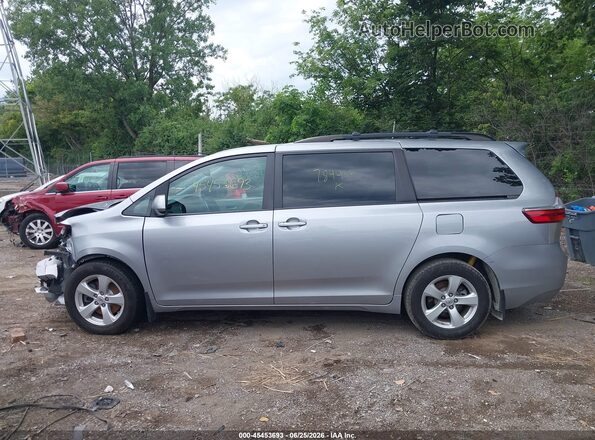 5TDKZ3DC0HS784452 2017 TOYOTA SIENNA Silver Панорамний вид салону 360°