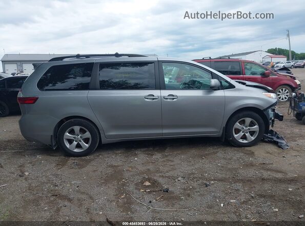 5TDKZ3DC0HS784452 2017 TOYOTA SIENNA Silver Вид задньої частини салону