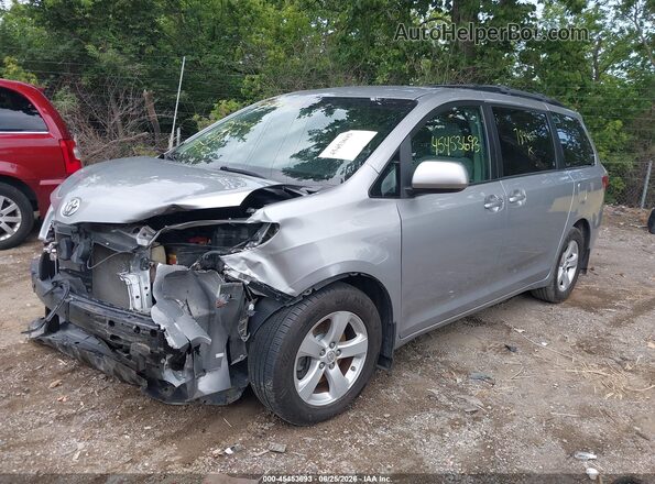 5TDKZ3DC0HS784452 2017 TOYOTA SIENNA Silver Вид спереду