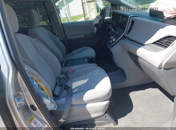 5TDKZ3DC0HS810404 2017 TOYOTA SIENNA Silver წინა სალონის ხედი