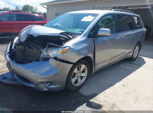 5TDKZ3DC0HS810404 2017 TOYOTA SIENNA Silver წინა მარცხენა ხედი სამი მეოთხედიდან
