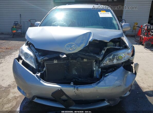 5TDKZ3DC0HS810404 2017 TOYOTA SIENNA Silver უკანა სალონის ხედი
