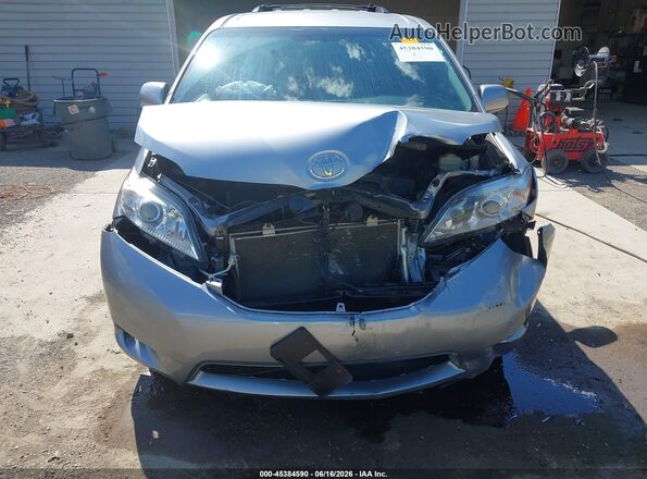 5TDKZ3DC0HS810404 2017 TOYOTA SIENNA Silver წინა ხედი