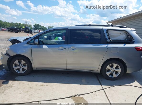 5TDKZ3DC0HS810404 2017 TOYOTA SIENNA Silver 
