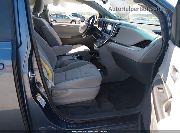 5TDKZ3DC0HS882123 2017 TOYOTA SIENNA Синий Вид салона спереди