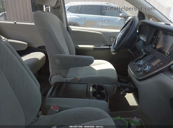 5TDKZ3DC0JS922139 2018 TOYOTA SIENNA Silver Widok wnętrza z przodu