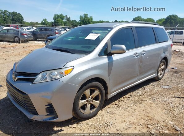 5TDKZ3DC0JS922139 2018 TOYOTA SIENNA Silver Przód lewy