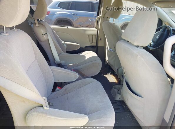 5TDKZ3DC0JS922139 2018 TOYOTA SIENNA Silver Widok naklejki z numerem VIN