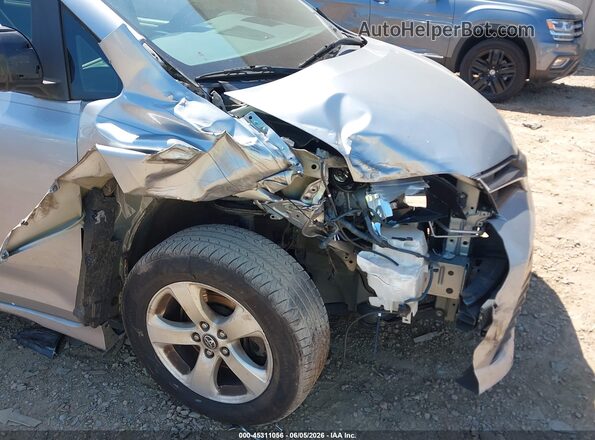 5TDKZ3DC0JS922139 2018 TOYOTA SIENNA Silver Widok z przodu