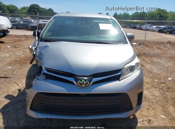 5TDKZ3DC0JS922139 2018 TOYOTA SIENNA Silver Widok zestawu wskaźników