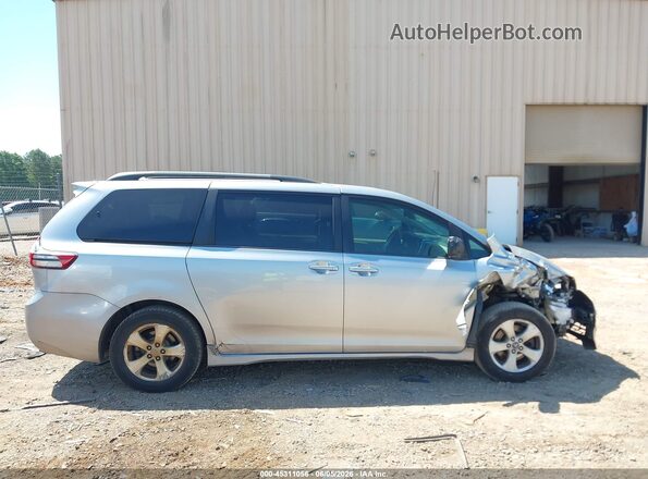 5TDKZ3DC0JS922139 2018 TOYOTA SIENNA Silver Widok wnętrza z tyłu