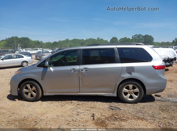 5TDKZ3DC0JS922139 2018 TOYOTA SIENNA Silver Widok wnętrza 360 stopni