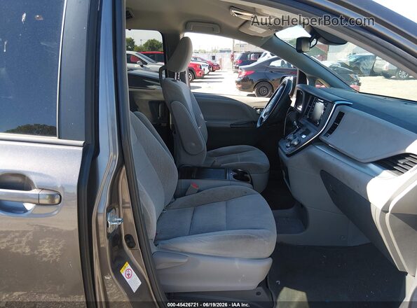 5TDKZ3DC0JS922805 2018 TOYOTA SIENNA Серый Вид салона спереди