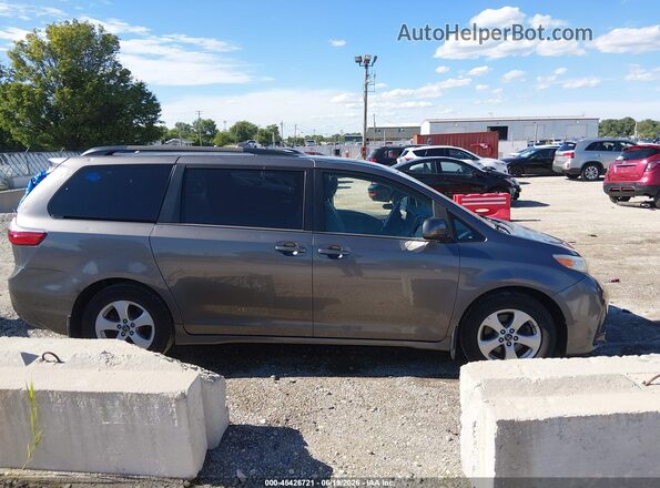 5TDKZ3DC0JS922805 2018 TOYOTA SIENNA Серый Вид задней части салона