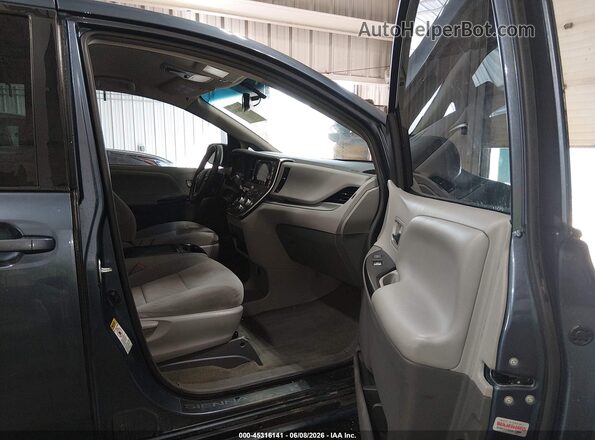 5TDKZ3DC1HS814493 2017 TOYOTA SIENNA Blue წინა სალონის ხედი