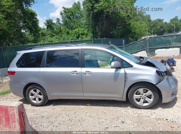 5TDKZ3DC1HS820178 2017 TOYOTA SIENNA Silver Rear interior view