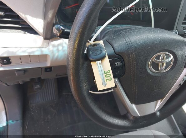 5TDKZ3DC1HS820178 2017 TOYOTA SIENNA Silver Dashboard view