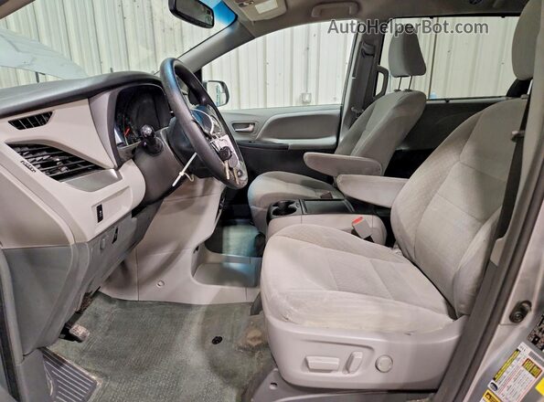 5TDKZ3DC1HS870840 2017 TOYOTA SIENNA Silver Սալոնի դիմացի տեսք