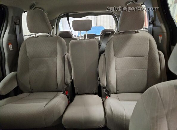 5TDKZ3DC1HS870840 2017 TOYOTA SIENNA Silver Հետևի նստատեղերի տեսք
