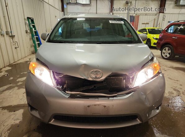 5TDKZ3DC1HS870840 2017 TOYOTA SIENNA Silver Դիմացի տեսք