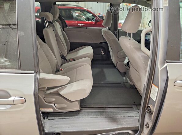 5TDKZ3DC1HS870840 2017 TOYOTA SIENNA Silver Սալոնի հետևի տեսք