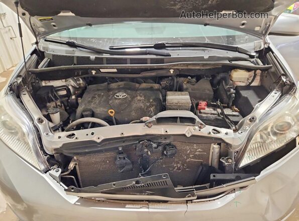 5TDKZ3DC1HS870840 2017 TOYOTA SIENNA Silver Շարժիչի բաժամունքի տեսք