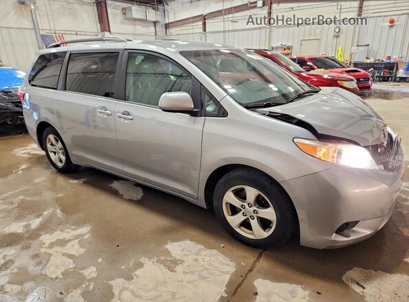 5TDKZ3DC1HS870840 2017 TOYOTA SIENNA Silver Առջևի աջ
