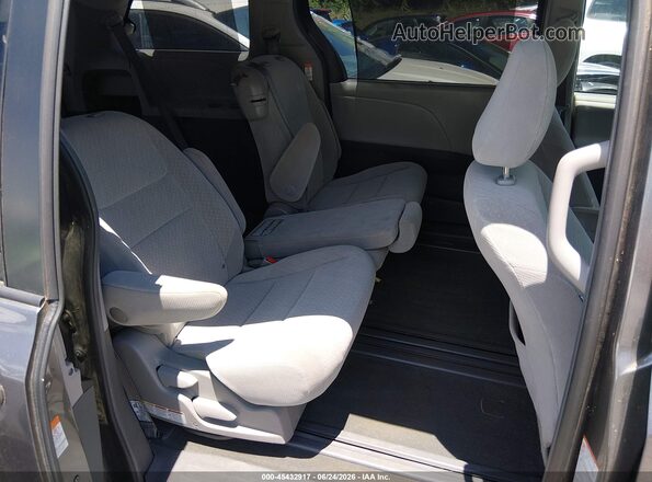 5TDKZ3DC1HS877254 2017 TOYOTA SIENNA Gray Widok naklejki z numerem VIN